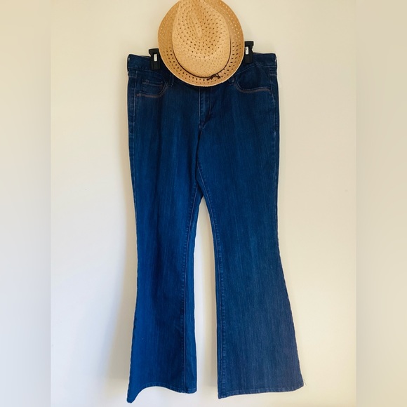 Old Navy low rise dark wash flare leg denim jeans - Picture 8 of 8